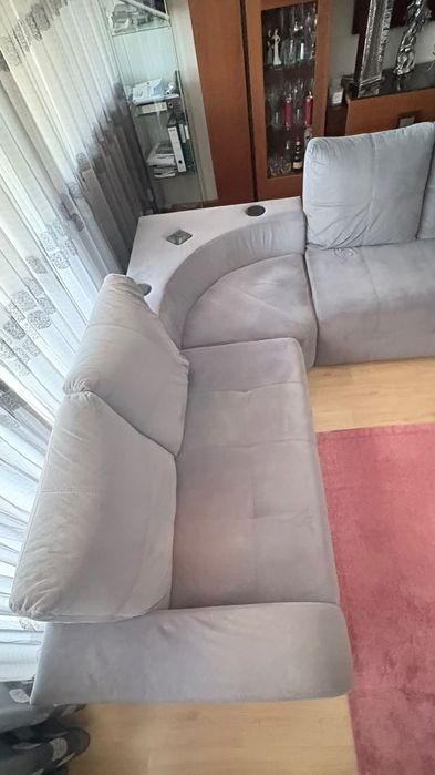 Sofá de de canto, 4 lugares e chaise-long. Com sistema de som, associado a pen ou smartphone