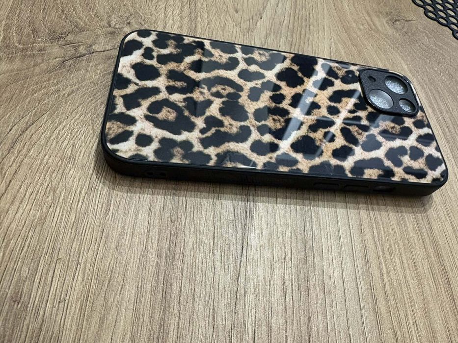 Etui szkalne firmy Piece of case do iPhone 13