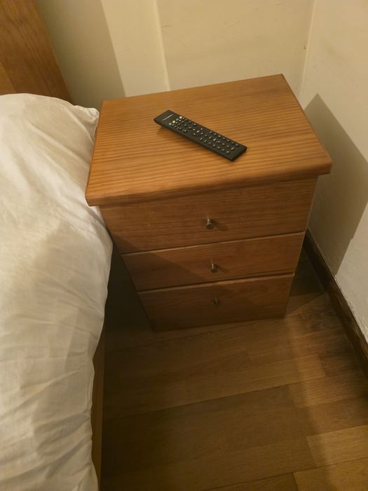 Cama e mesas de cabeceira