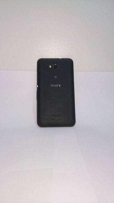 Sony Xperia E4g com assessórios