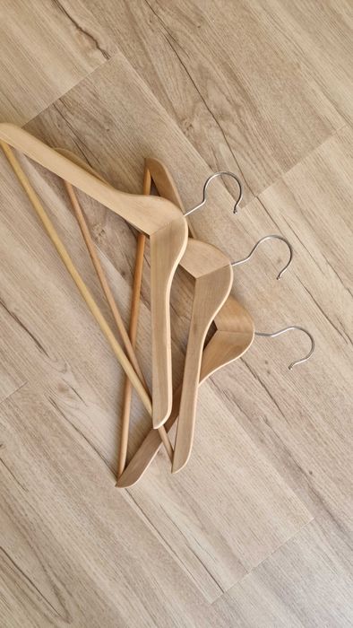 Cabides de madeira ( novos / excelente estado )