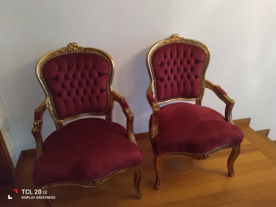 Par de Cadeirões Clássicos em Veludo Bordeaux