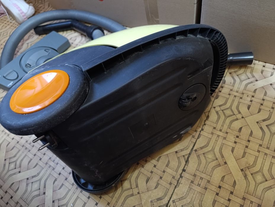 Пылесос DeLonghi 1400