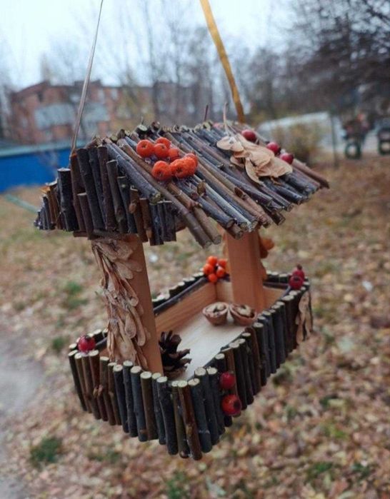 Дерев'яна невеличка годівниця для птахів