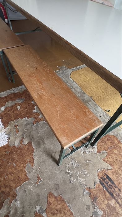 Conjunto de mesa e bancos
