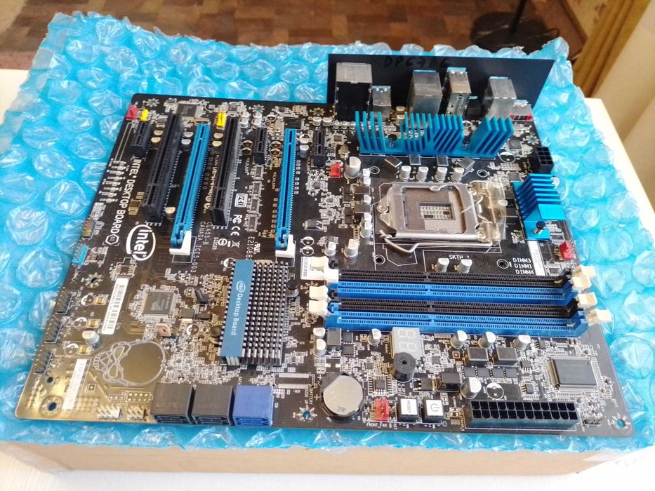 Гарна і Рідкісна Материнська плата Intel DP67BG Socket LGA1155