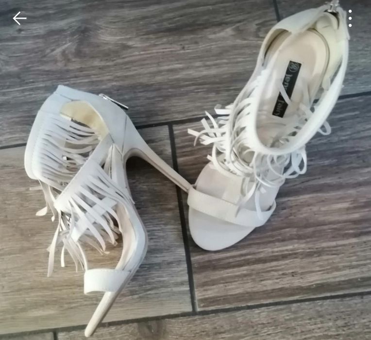 Buty na obcasie, z frędzlami , beżowe, 36 rozmiar ,z ccc