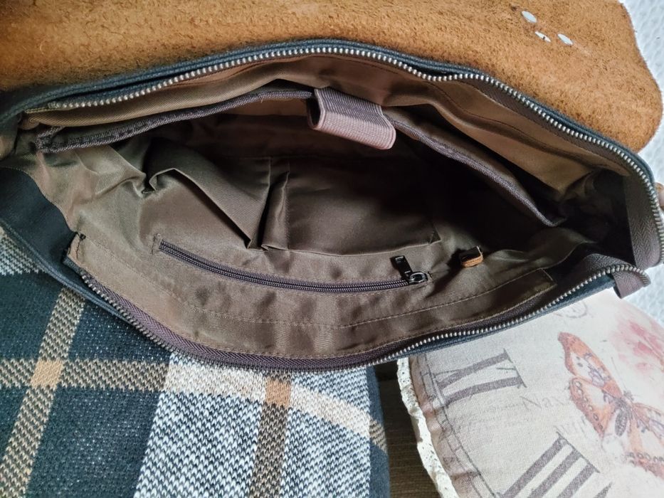 Pasta em couro à tiracolo ou mão