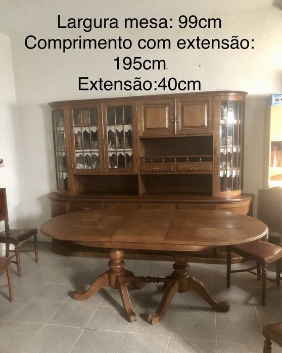 Mesa oval em castanho