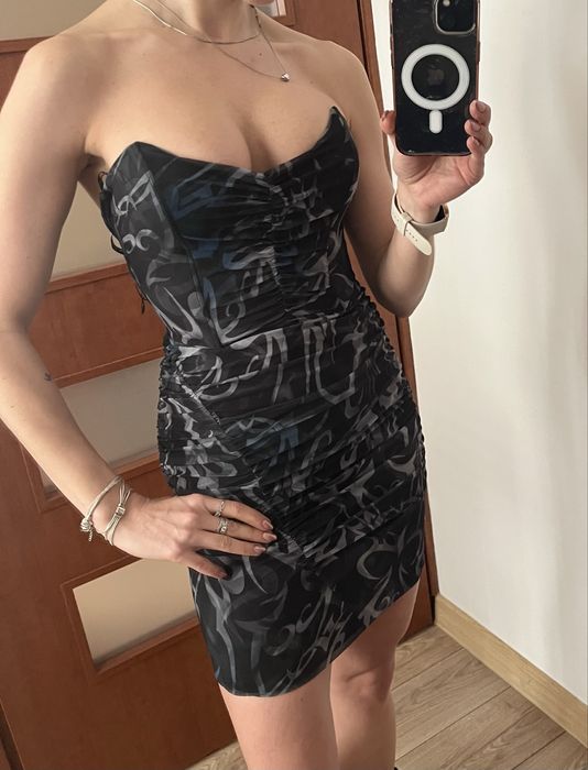 Sexi Sukienka z fiszbinami Bershka xs