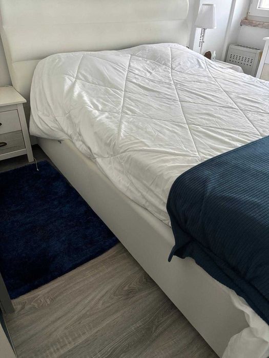 Cama de casal com sistema elevatório