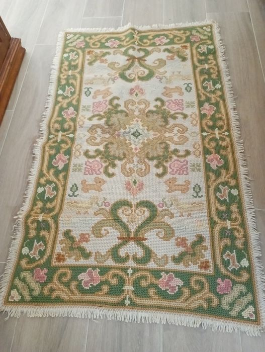 Vendo dois tapetes de arraiolos usados