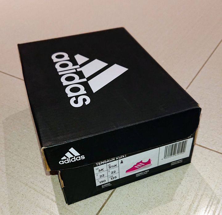 Sportowe buty dla dziewczynki Adidas w rozmiarze 22