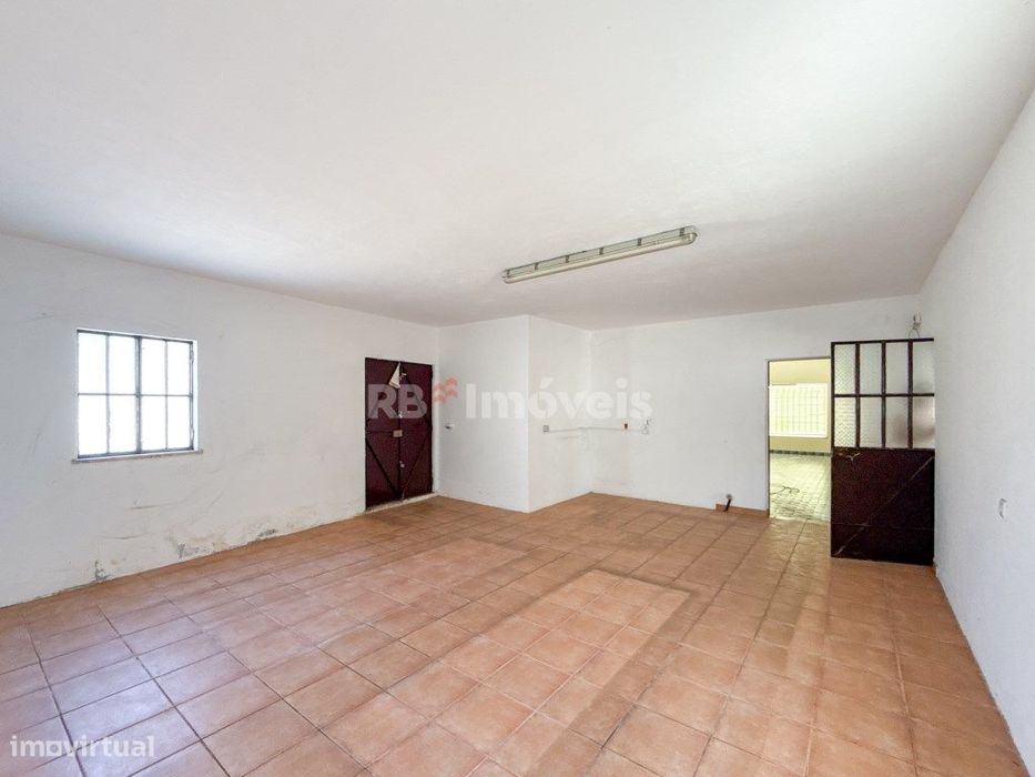 Moradia com espaço comercial