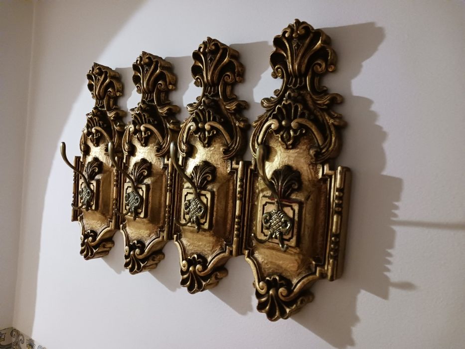 Cabide de parede em talha dourada