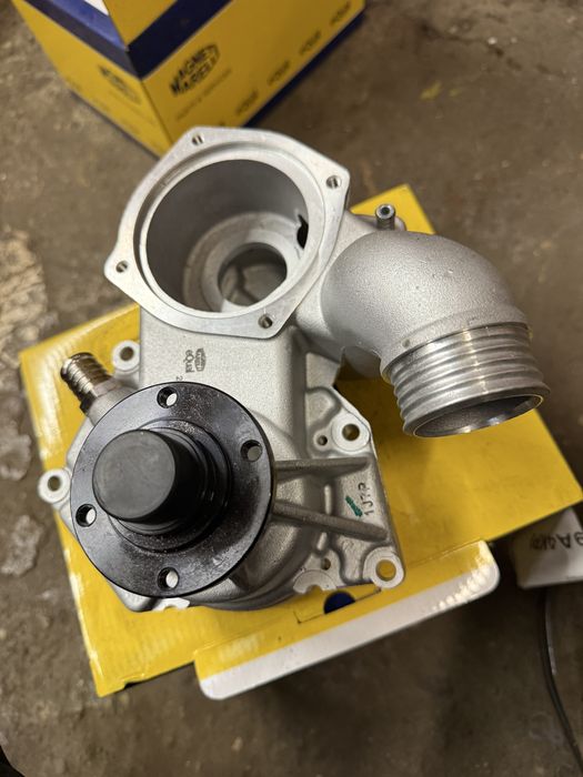 Pompa wody BMW E31 850 Ci / Csi  M70 Nowa …04162