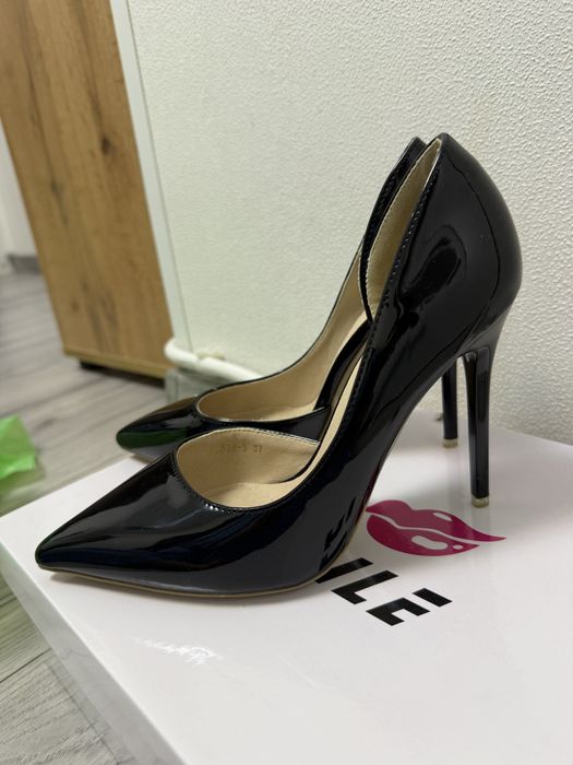 Туфлі та босоніжки