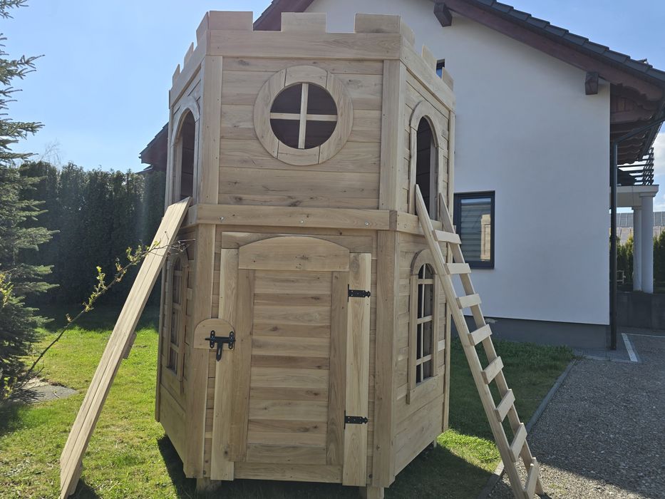 Plac zabaw w formie zamku,