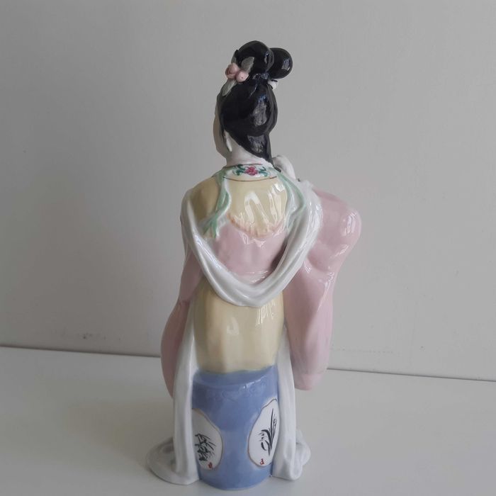 Antiga Estatueta Porcelana Chinesa 23cm Senhora Geisha a Arranjar o Cabelo