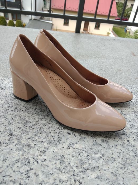 Beżowe czółenka lakierowane 37,5 Jones skóra
