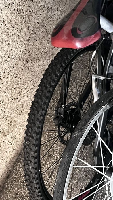 Duas bicicletas e uma cama