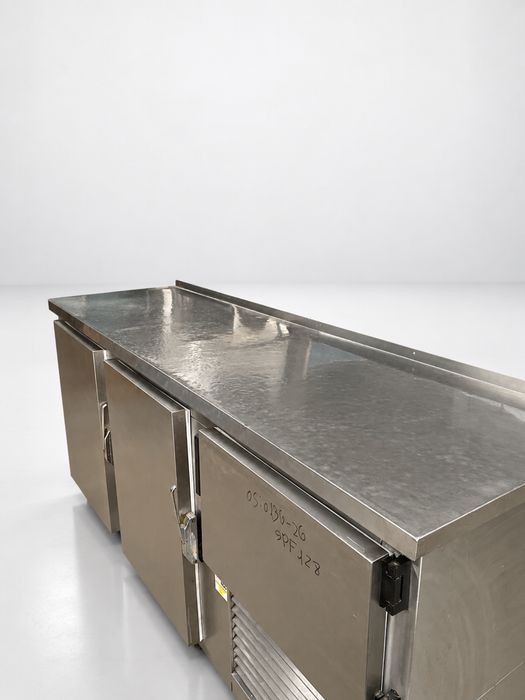 Balcão Frigorífico com 3 Portas e 2 Temperaturas.