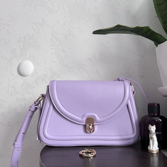 Жіноча  сумка  кросбоді  еко шкіра лавандова через плече