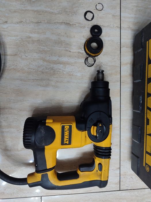 Młotowiertarka DeWalt D25323