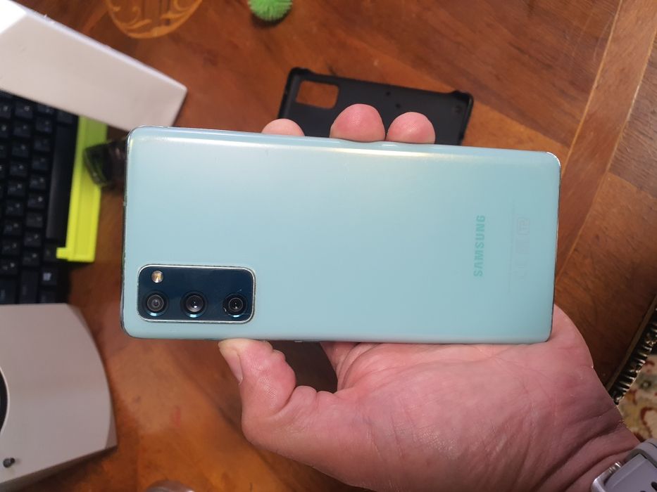 Продам Samsung galaxy S20FE  SM-G780F/DS