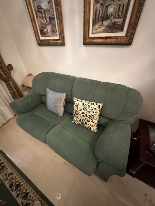 Sofa verde esta em bom estado