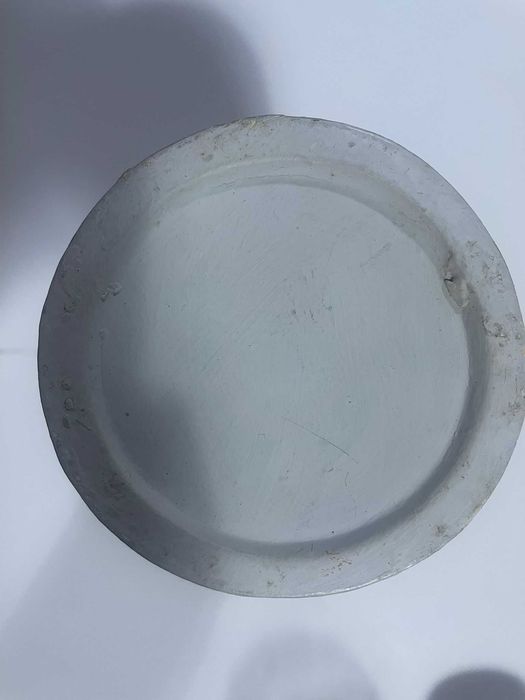 Jarro em louça policromático retratando cena de vivência em bar