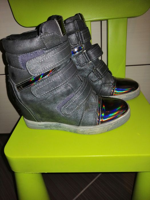 Sneakersy holograficzne