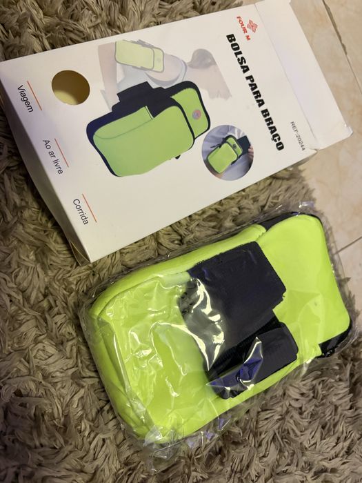 É uma braçadeira desportiva para telemóvel (bolsa de braço)