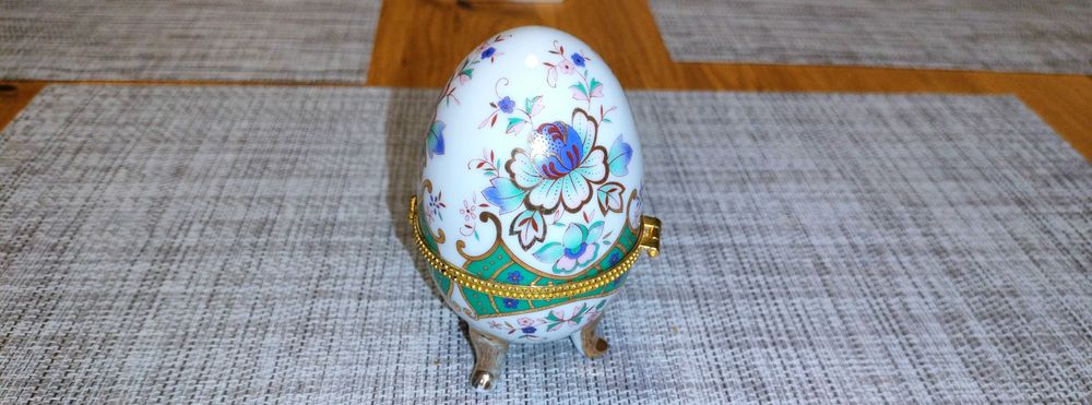 Скринька у вигляді яйця Фаберже, 11х7 см. гарний стан, б/в.