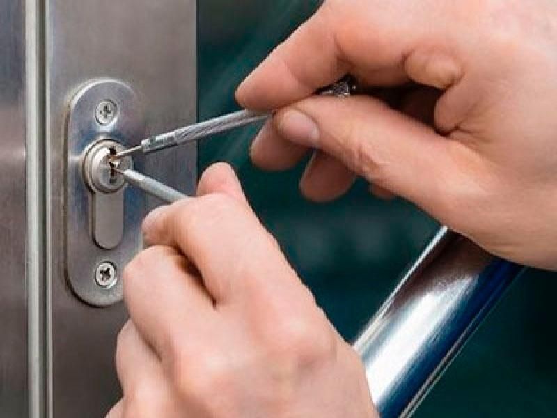 Abertura de porta  Chaveiro 24h abertura sem danos na sua porta.