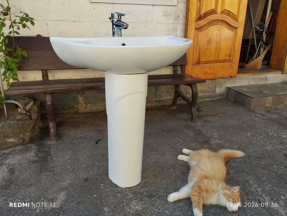 Умывальник с пьедесталом PORTA  и смесителем Grohe