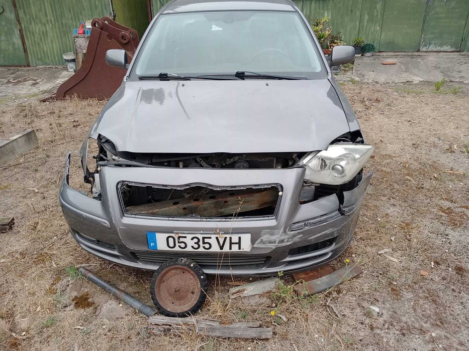 Toyota Avensis 1.6 2005 (acidentado)