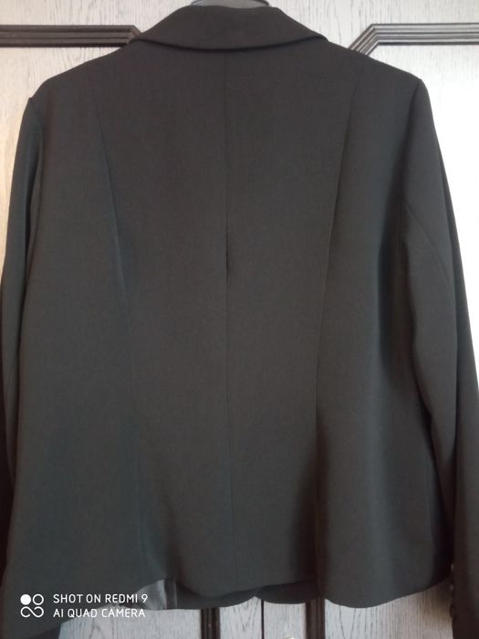 Czarny, elegancki żakiet.