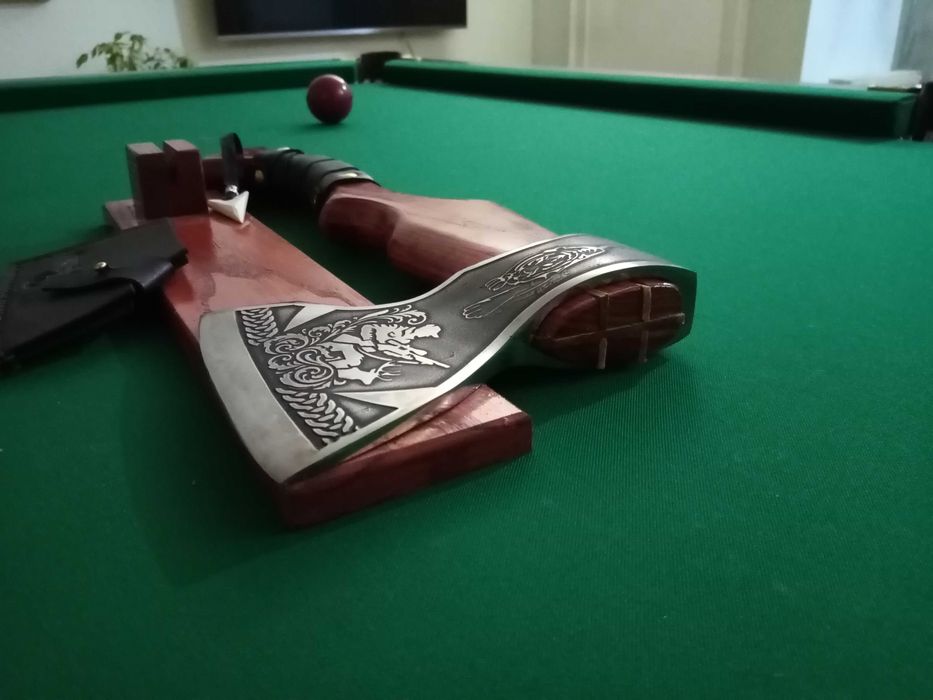 Сокира на подарунок.