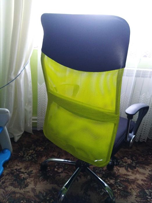 Крісло обертове офісне в гарному стані
