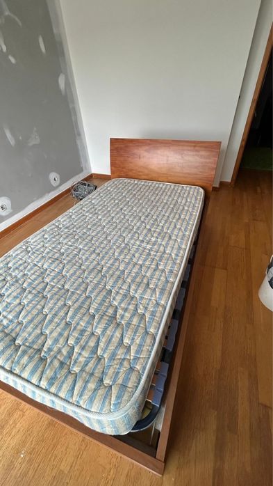 Cama individual 105x190  em madeira cerejeira com estrado elevatorio