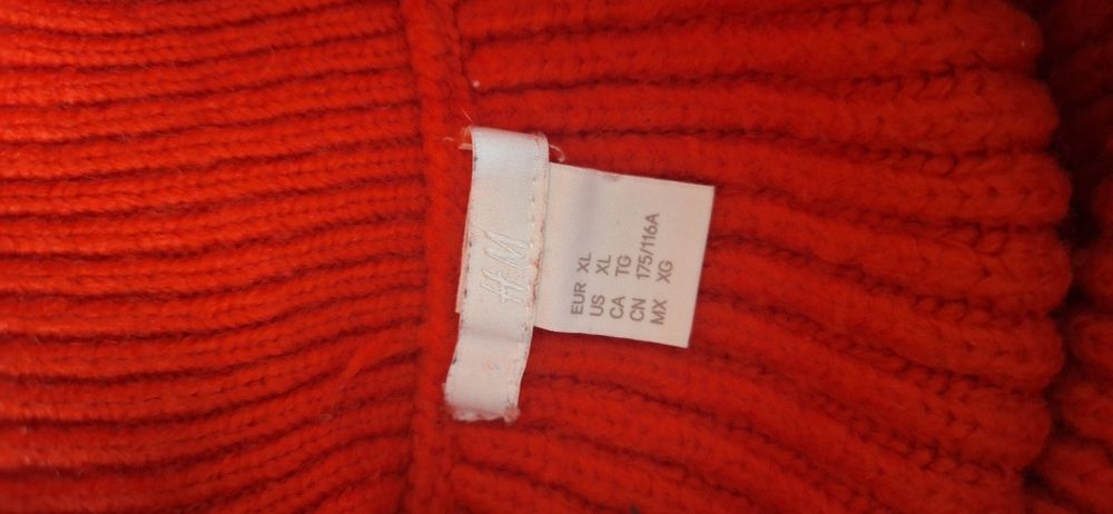 Czerwony gruby golfik