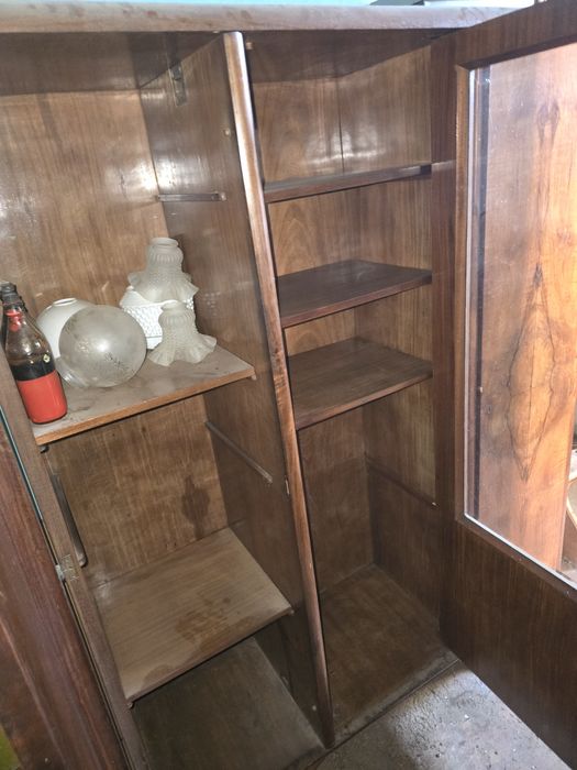 Szafa ubraniowa z witryną w stylu Art Deco.