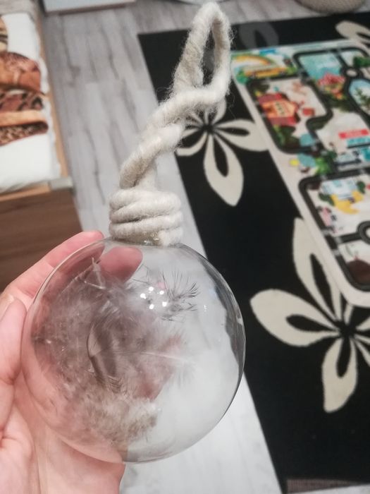 Ozdoba z piórkami, kula. Nowa.