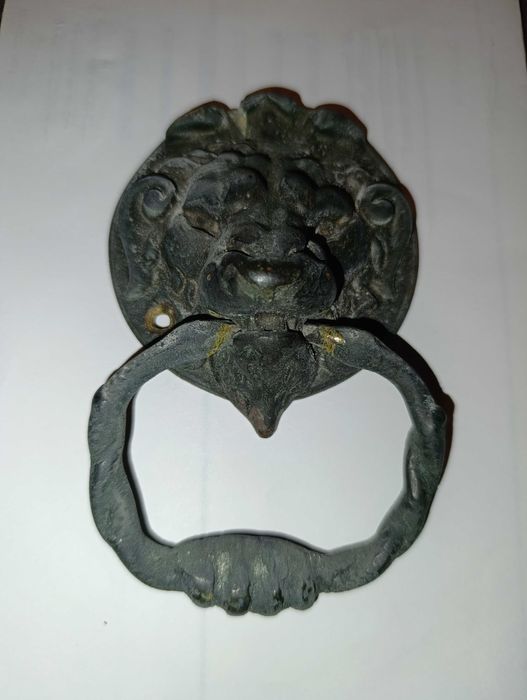stara mosiężna kołatka do drzwi - głowa lwa