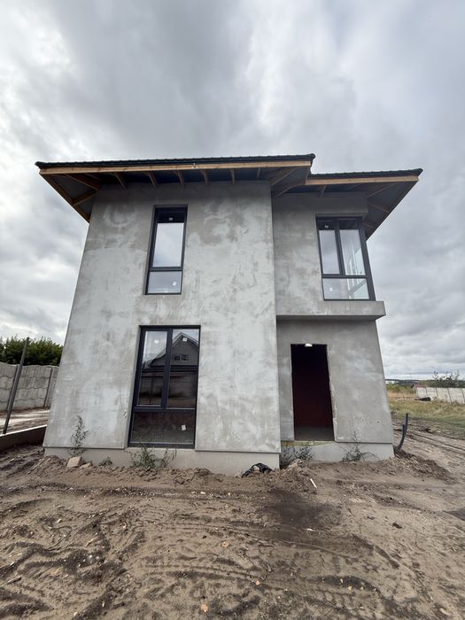 Стильний будинок у с. Білогородка поруч із лісом та річкою