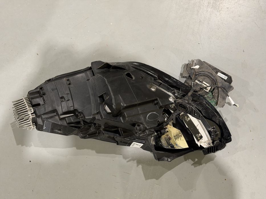 Tesla Model Y 3 фара права не лінзована