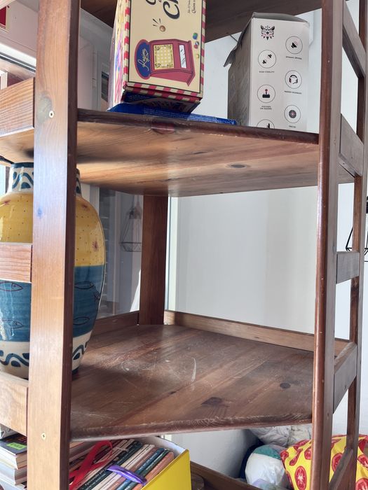 Urgente  Armario de canto em madeira macica