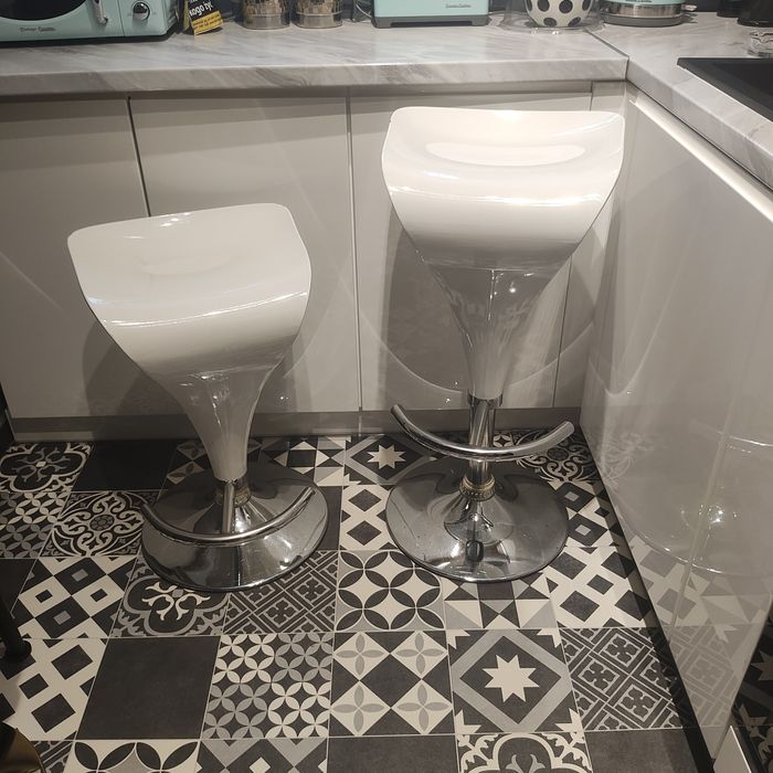 Hoker barowy biały połysk 2 sztuki