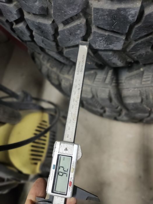 4 pneus usados STT Pro 285/74R16 c jantes furacão Defender